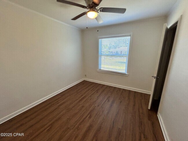 Building Photo - 427 S Macarthur Ave