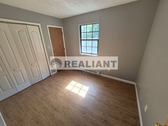 Building Photo - 105 Williams St