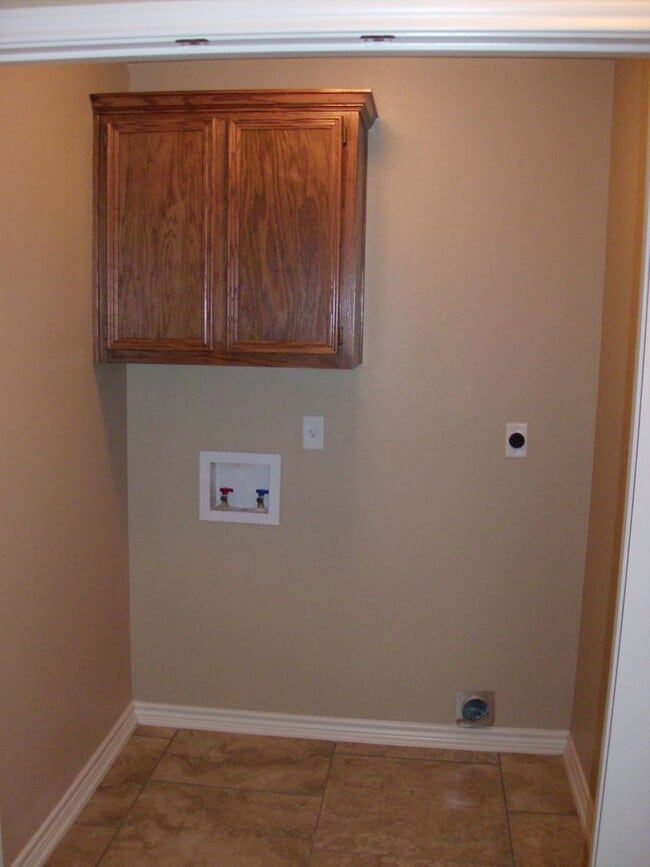Building Photo - 3 Bedroom / 2 Bath Duplex off Clear Creek ...