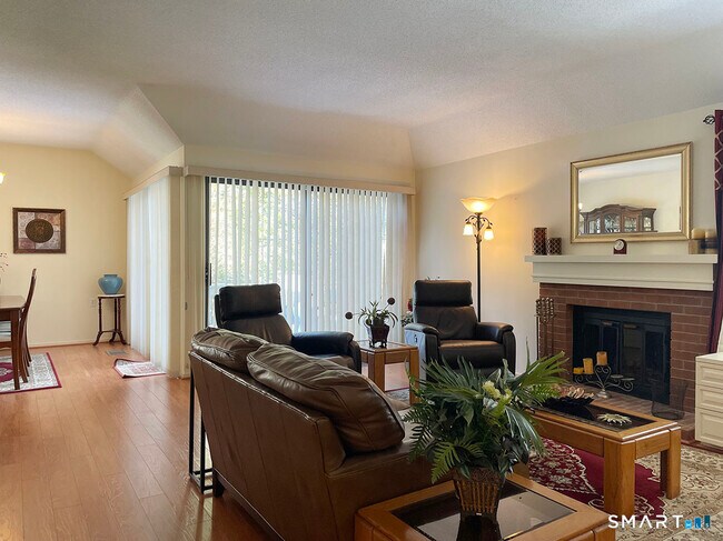 Building Photo - 6 Heritage Crest Dr