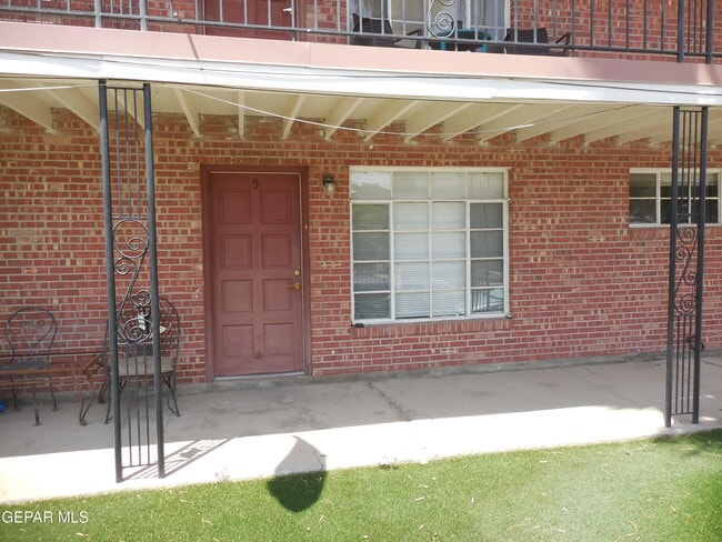 Building Photo - 701 W Yandell Dr