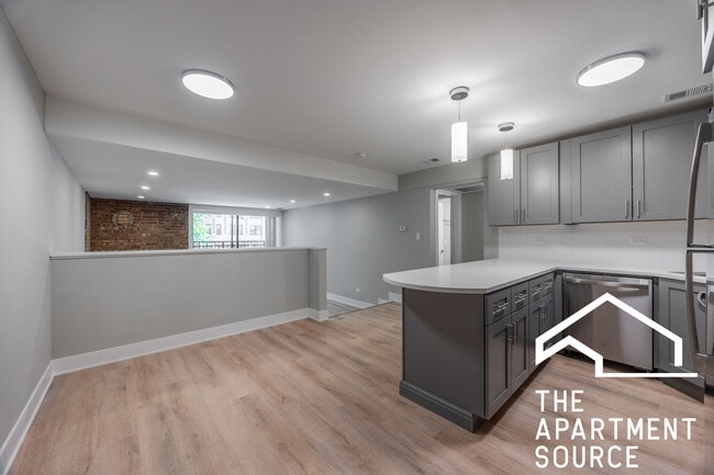 Building Photo - 1214 N La Salle Dr