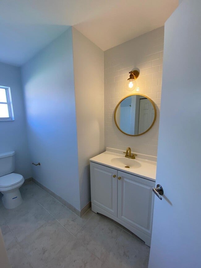 Building Photo - 9973 Three Lakes Cir