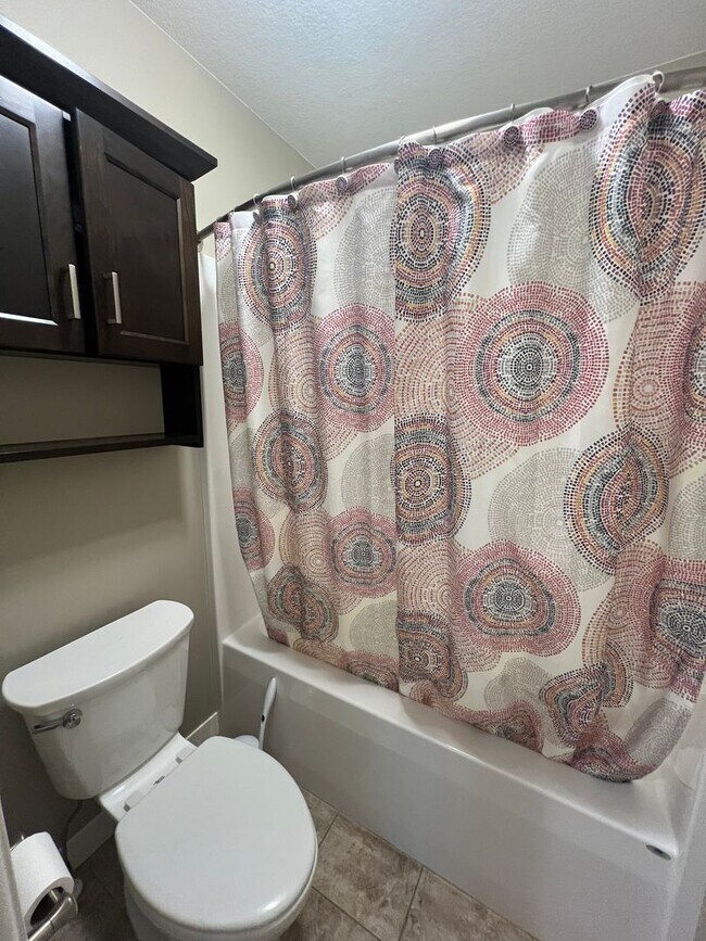 Building Photo - Beautiful 5-bed, 3.5-bath Single Family Home!