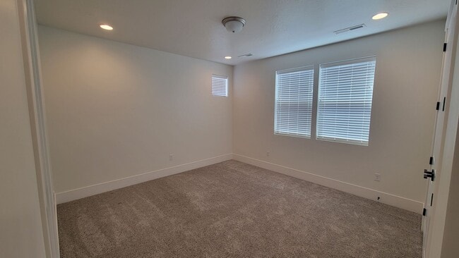 Building Photo - Washington Fields 4 bed | 3 1/2 bath | 3 c...