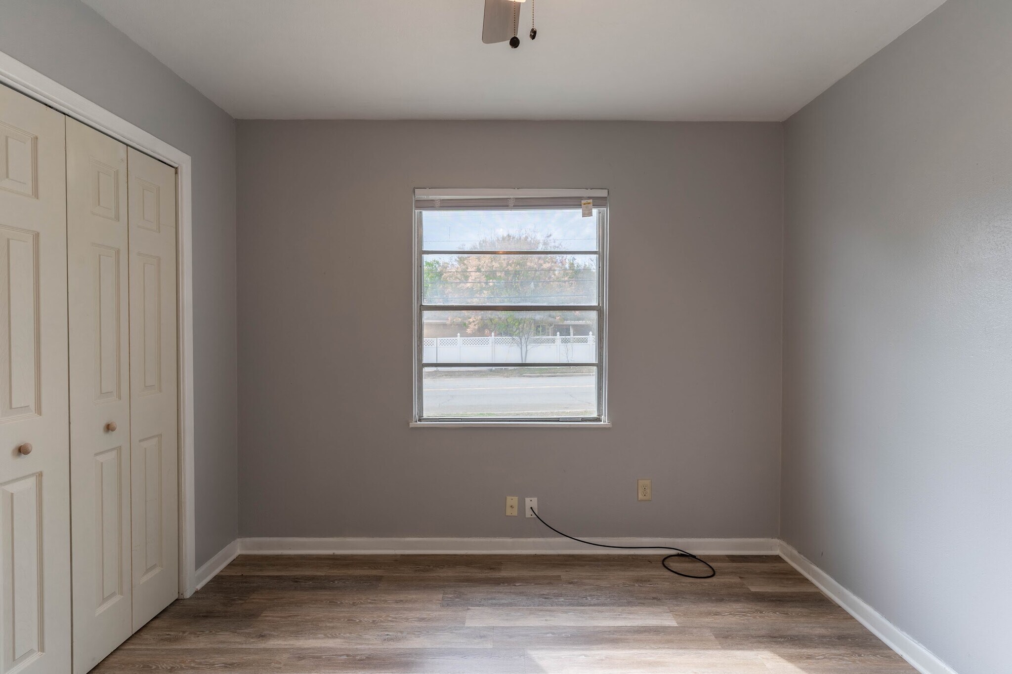 Middle bedrolm - 1800 Hilltop Dr