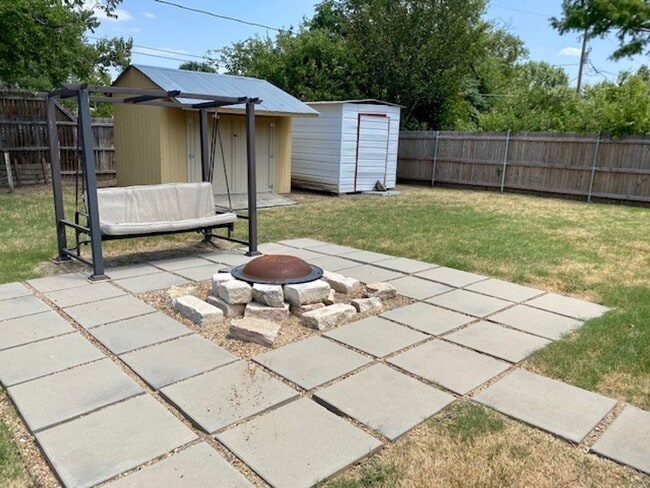 Building Photo - Charming Home located in a great neighborhood!