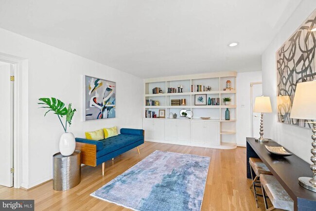 Building Photo - 4720 Chevy Chase Dr
