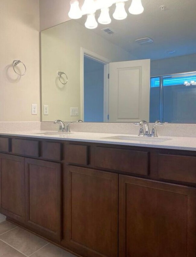 Building Photo - Isles of Lake Nona!!  3 Bedroom 2.5 Bathro...