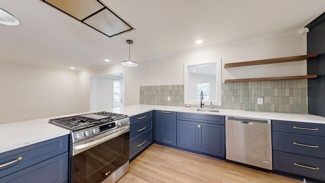 Building Photo - Cute one level home inside the Loop