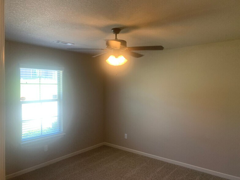 Building Photo - 1630 Abbey Ln