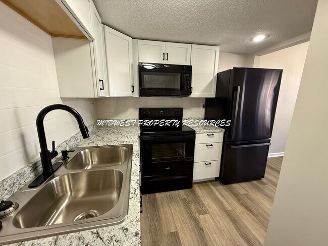 Building Photo - Stunning townhome w/ outdoor Maintenance provided