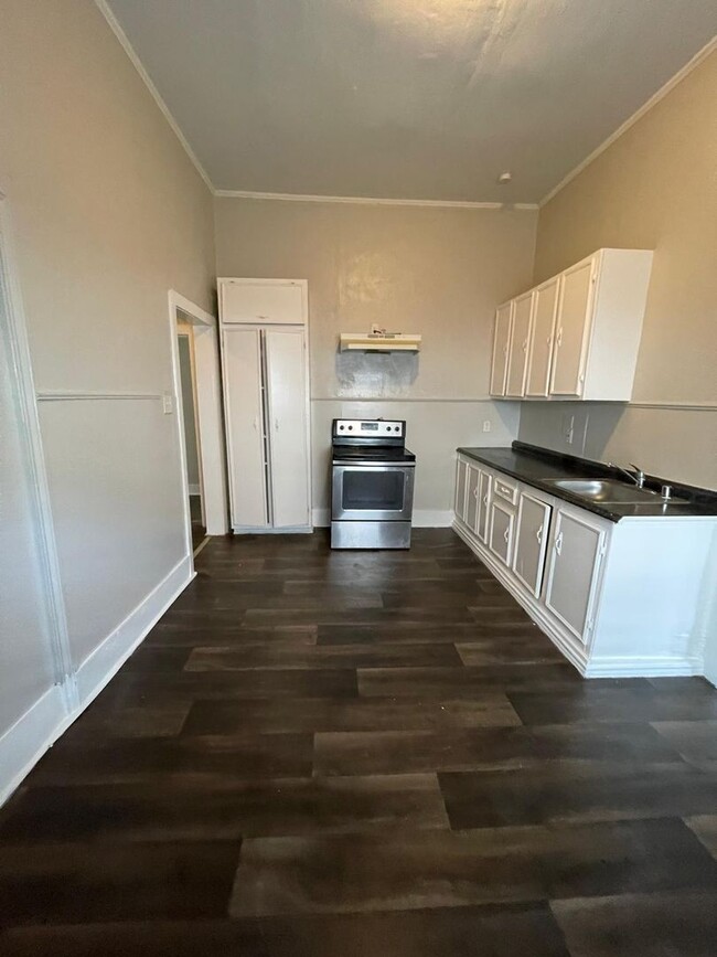 Building Photo - Great 4/2 property with recent updates!