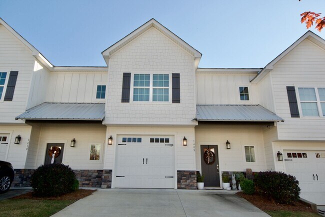 Building Photo - 3 Bed 3.5 Bath Luxury Townhome in Convenient Location!