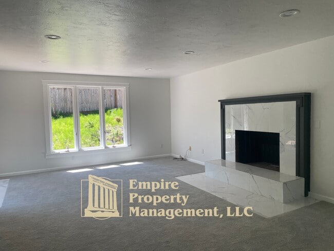 Building Photo - 2022 Floral Hill Dr