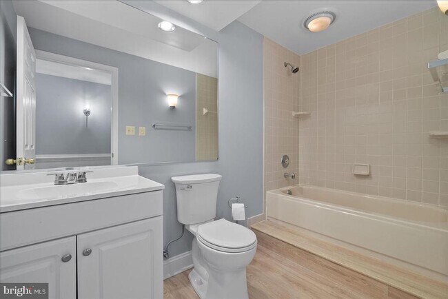 Building Photo - 8608 Oak Brook Ln