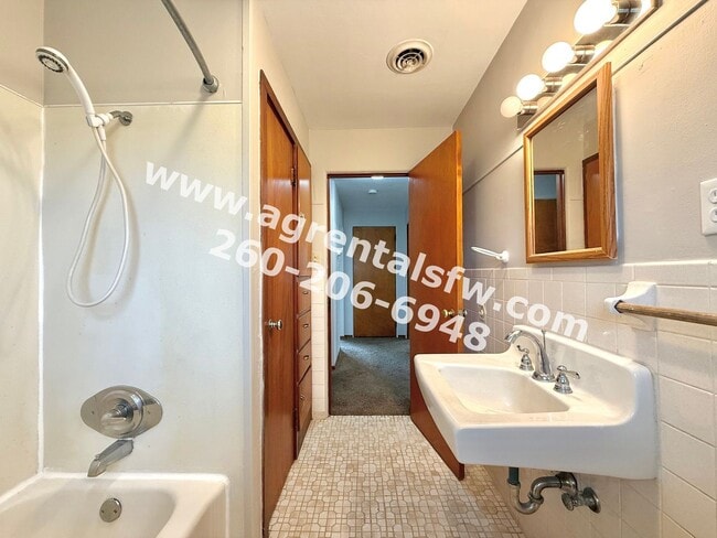 Building Photo - 2 Bedroom House