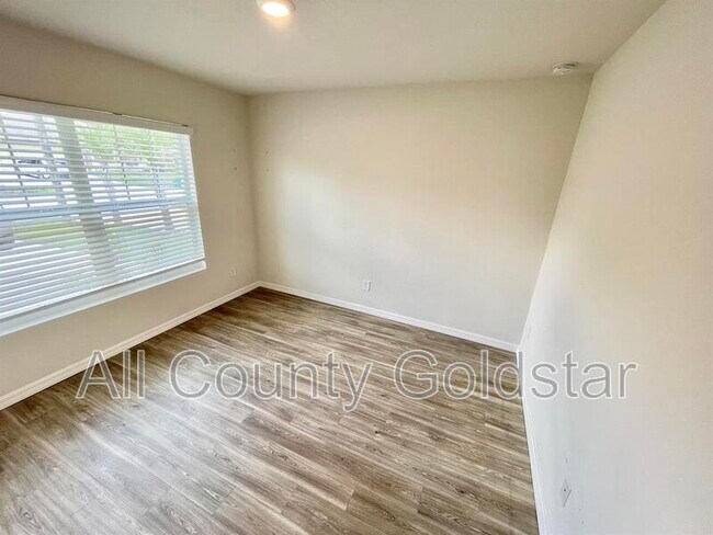 Building Photo - 2084 Hilton St