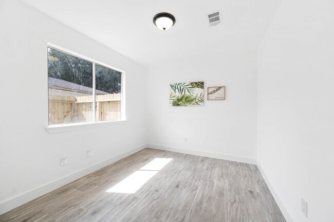 Building Photo - 5130 Riverwood Dr