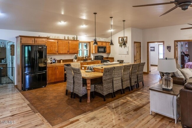 Building Photo - 424 Roaring Creek Rd