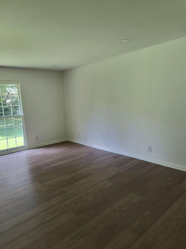 Building Photo - Fully Renovated 3 Bedroom, 2 Bath Home