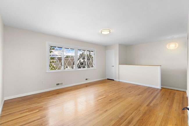 Building Photo - 689 9th St