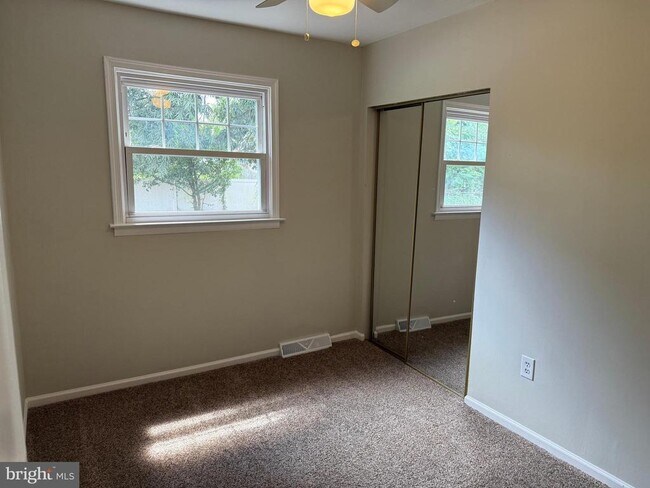 Building Photo - 417 Greenview Dr
