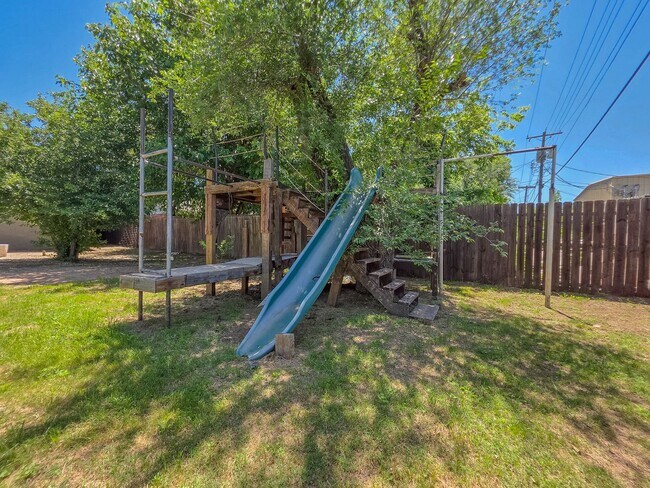 Building Photo - Charming 3-Bed, 2.5-Bath Home in Bethany w...