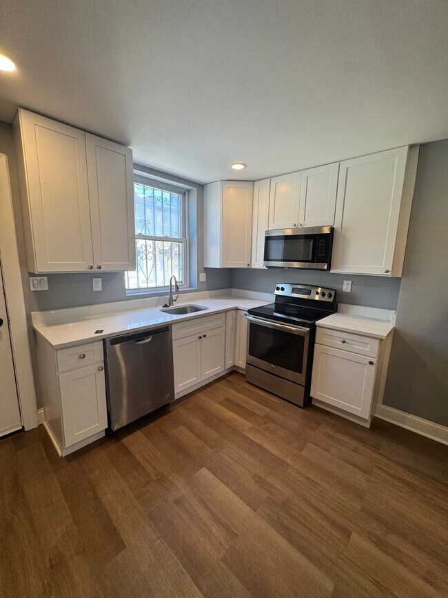 Building Photo - Charming Rowhome with Modern Touches in Ea...