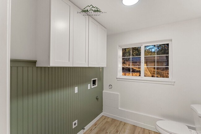 Building Photo - 4 bedroom 2.5 bathroom home with Panoramic views!