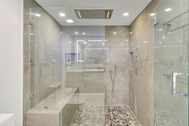 Building Photo - Beautiful 3 Bedroom 3 Bath Condo On North ...