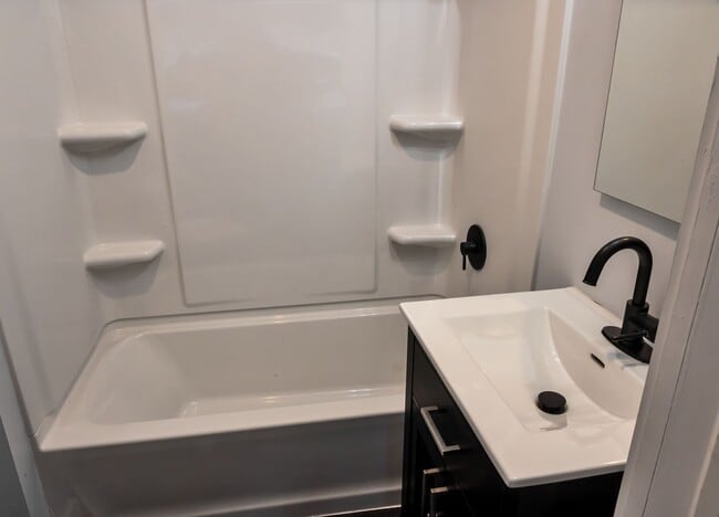 Building Photo - Remodeled 3 Bedroom 1 Bath home Ready for Move in!