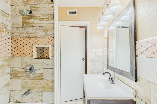 Building Photo - 112 W 34th St