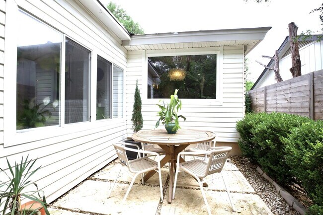 Building Photo - 2815 Inridge Dr