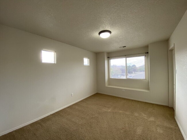Building Photo - Large 5BR/2Story w/Balcony - Northern Meadows
