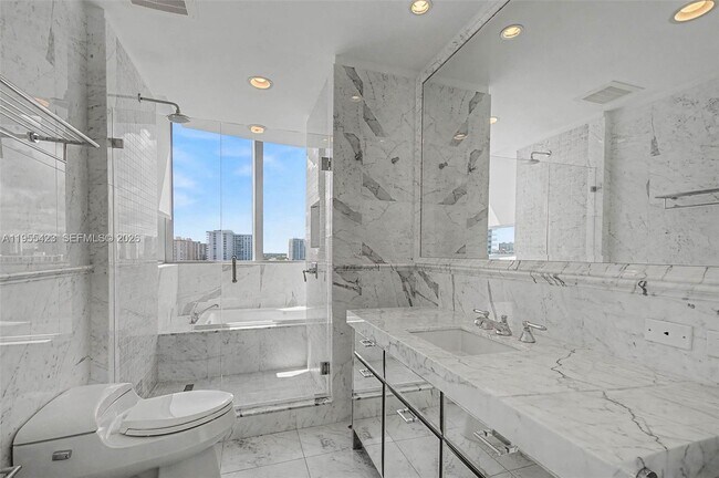 Building Photo - 17475 Collins Ave