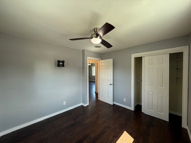Building Photo - Fifth 801