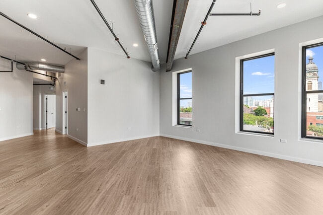 Building Photo - 805 N Milwaukee Ave