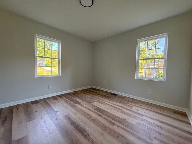 Building Photo - 3 Bedroom/1 Bath home for rent in Norwood