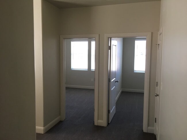 Building Photo - 3 bed 2 bath Townhome for rent, small dog allowed!