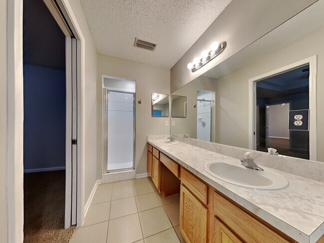 Building Photo - 4-bed, 2-bath home in Sheffield Oaks