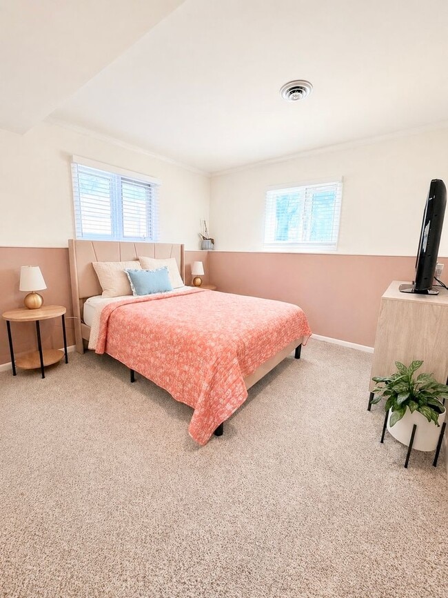 Building Photo - Beautiful Spacious Fox Farm Home