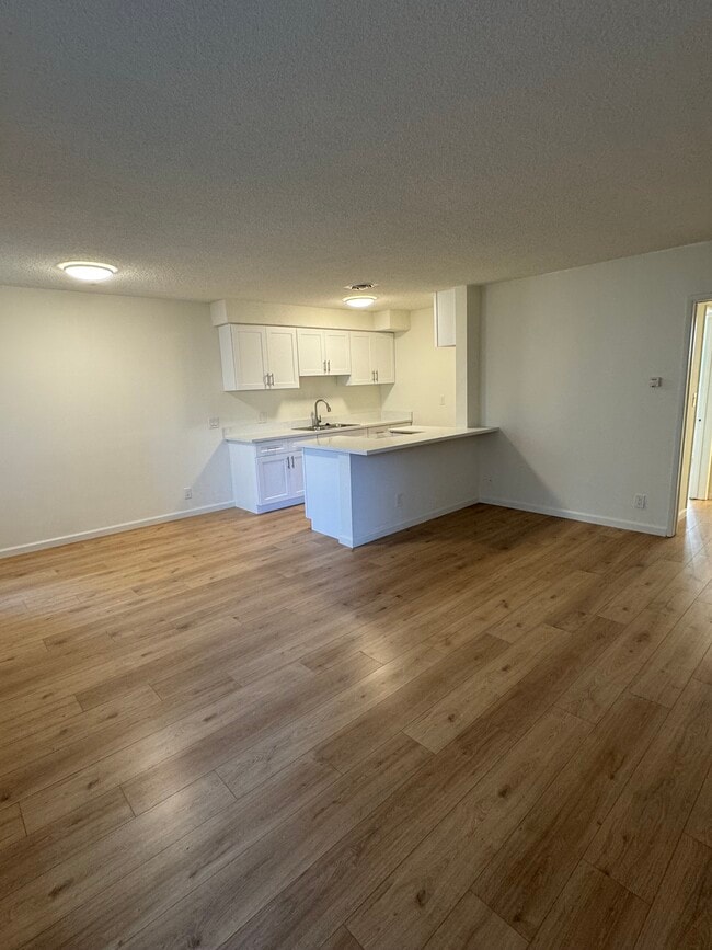 Kitchen counter for sitting - 1820 N Edgemont St