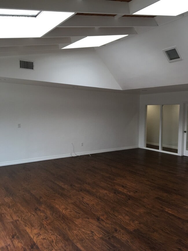 Building Photo - Spacious Four Bedroom Home In Ladera Heights