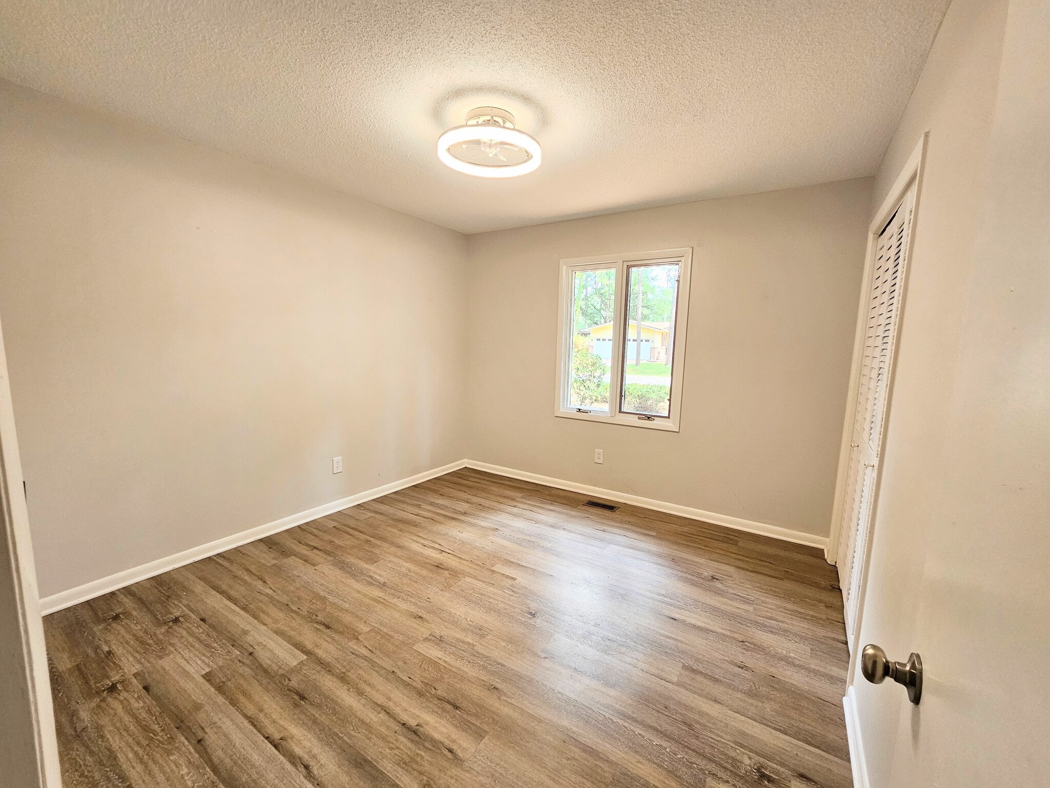 Building Photo - 9 E Pine Ct