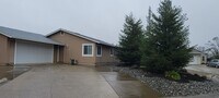 Building Photo - Quiet Cul de Sac With RV Parking in North Redding