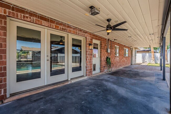 Building Photo - Three bedrooms and POOL in South Scottsdale!