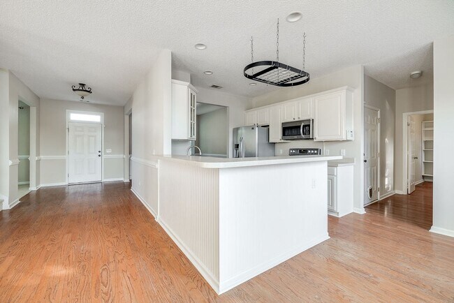 Building Photo - Beautiful Custom Home on Golf Course