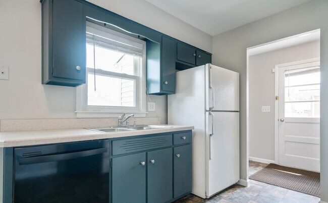 Building Photo - Welcome home to this updated bright and sp...