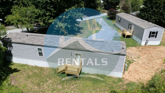 Building Photo - Brand New Trailer on the river in Dillsboro!